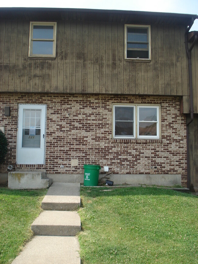 Building Photo - Spacious 3BR Townhome - LOTS OF ROOM!!! - ...