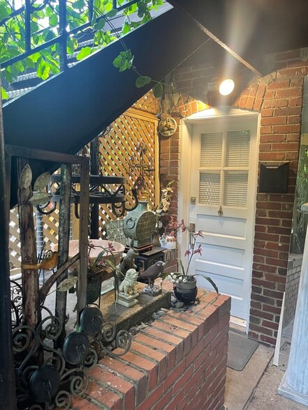 Entrance to apartment - 3801 Calvert St NW