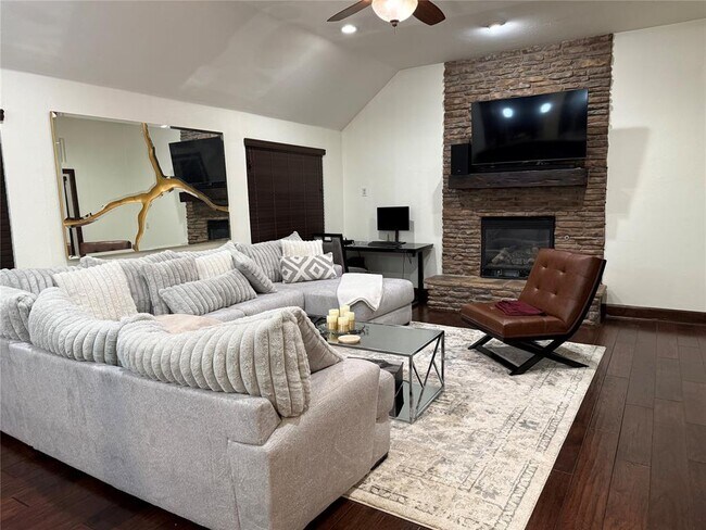 Building Photo - 16616 Moorgate Ln