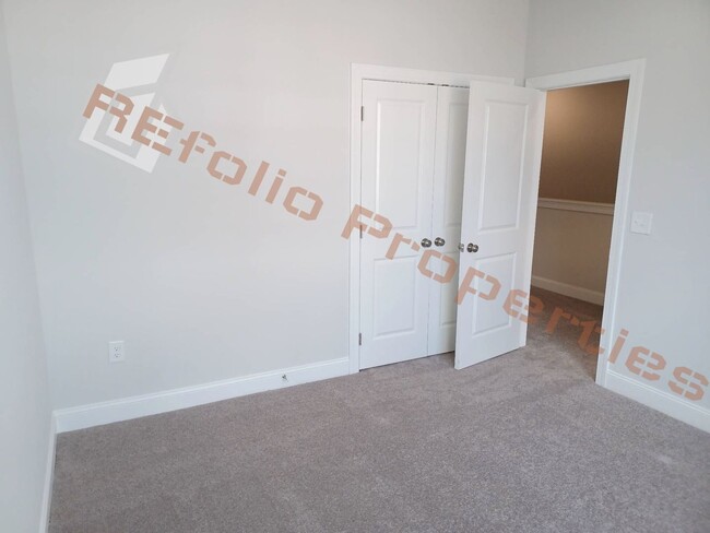 Building Photo - Gorgeous 3 Bedroom, 2.5 Bath,  1-Car Garag...