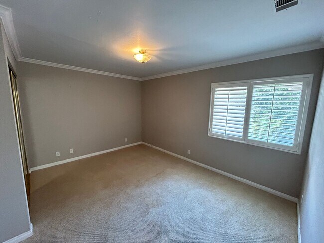 Building Photo - Stunning 4 Bedroom 2.5 Bath Home with Offi...