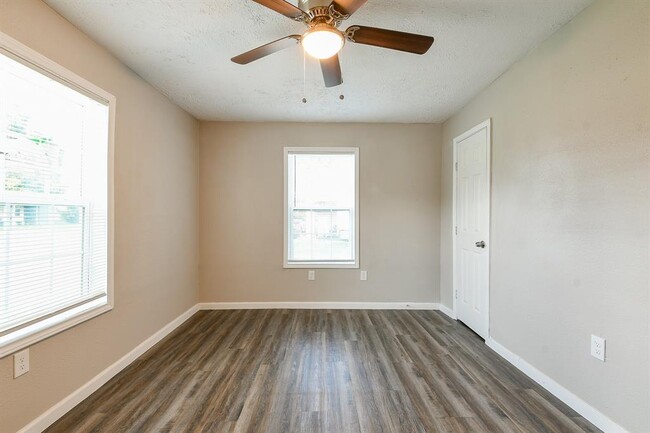 Building Photo - 319 Rustic Dr