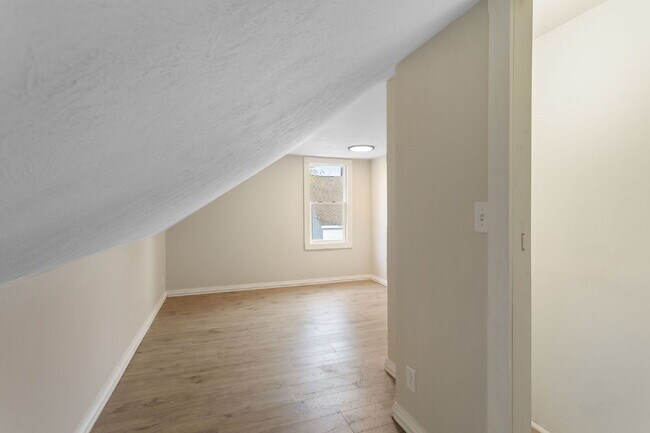 Building Photo - 232 E Grove St