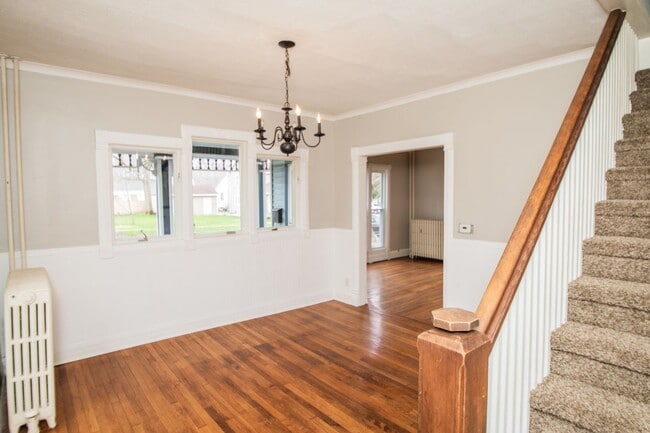 Building Photo - 3 bed 1.5 bath Downtown Valparaiso Home