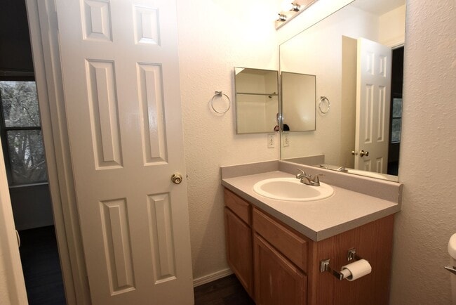 Building Photo - 921-923 Sagewood Trail