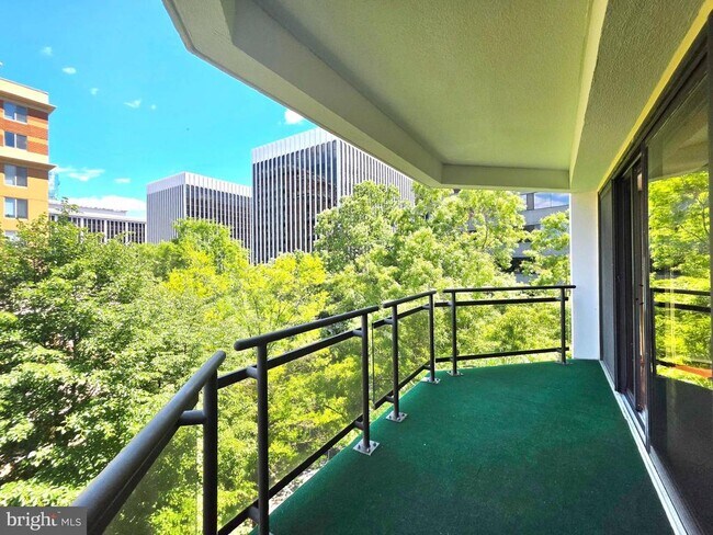 Building Photo - 1530 Key Blvd