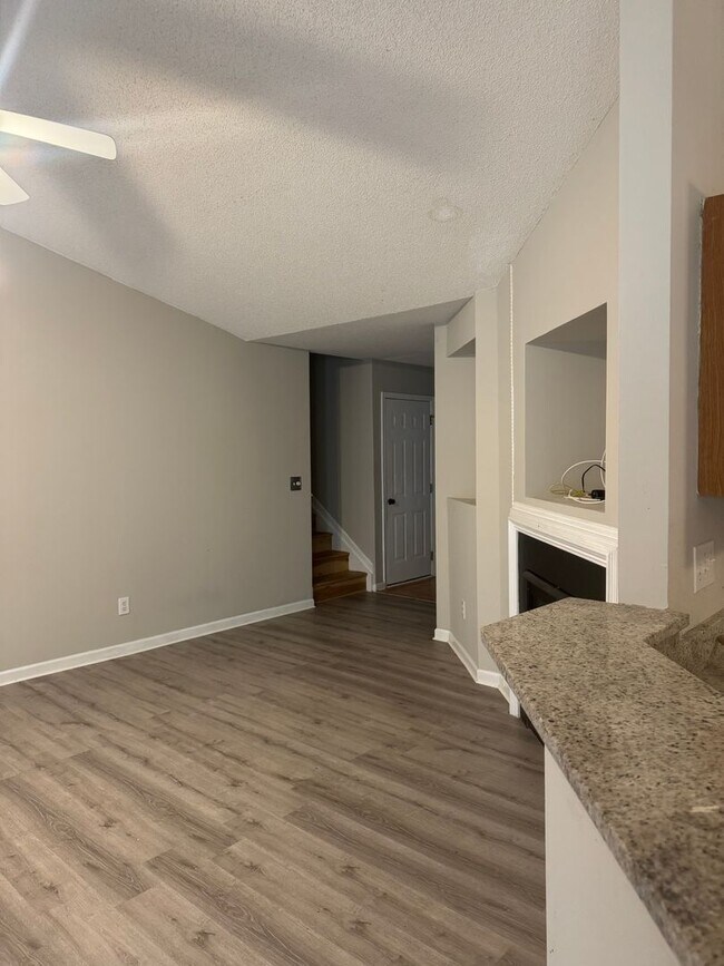 Building Photo - Great Price and location!