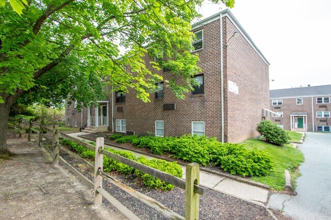 Building Photo - CREST MANOR APARTMENTS