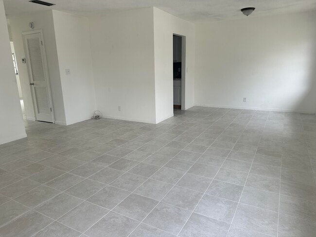 Building Photo - 606 C St