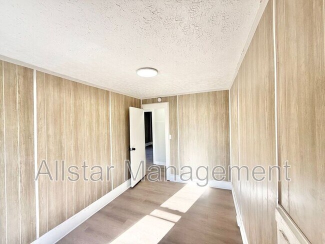 Building Photo - 924 Spring Ave NE