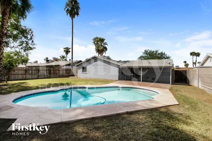 Building Photo - 5909 S Palm Dr