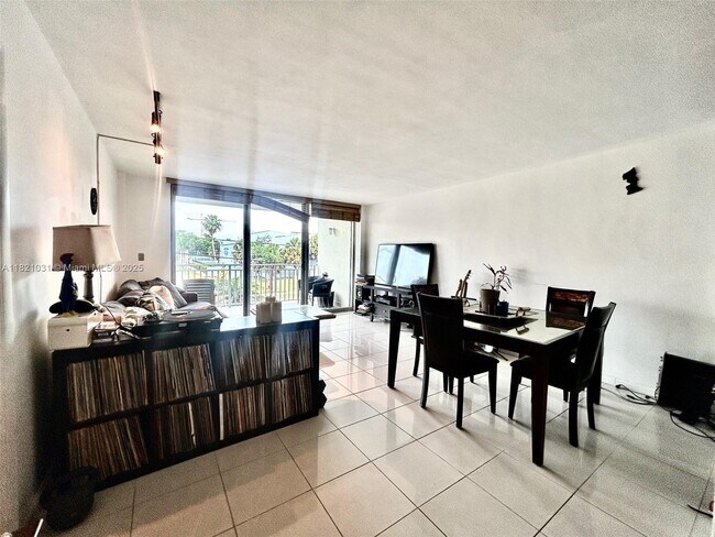 Building Photo - 9500 W Bay Harbor Dr