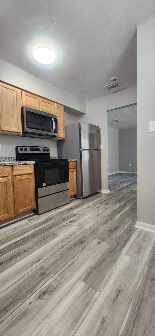 Building Photo - This beautifully updated 2-bedroom, 1 bath...