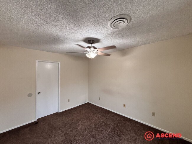Building Photo - Cute 2 Bedroom Off Stockdale Hwy and California Ave!