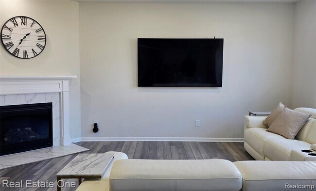 Building Photo - 2720 Tulip Wy