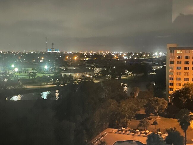 Building Photo - 4200 Hillcrest Dr