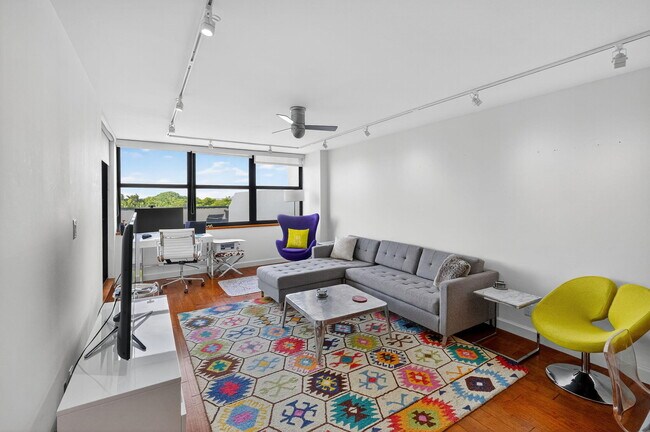 Building Photo - 2555 Collins Ave