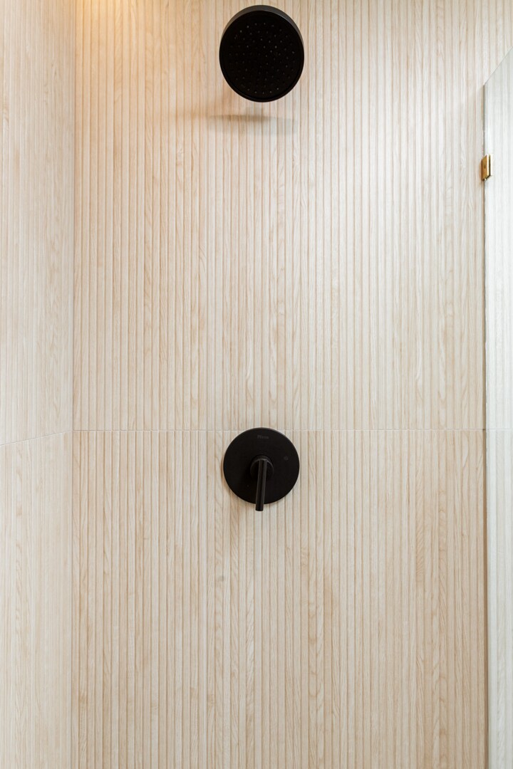 Shower - 23046 Saticoy St