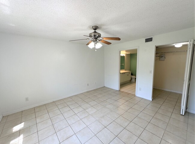 Building Photo - ** VILLAGES AT EMERALD LAKES ** 2 BED / 2 ...