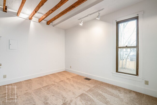 Building Photo - 336 W 1st Ave