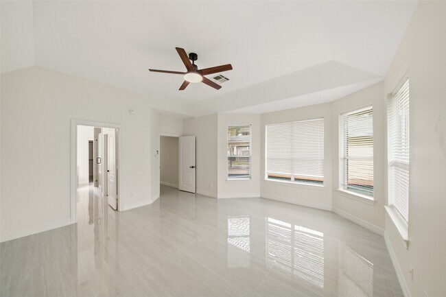 Building Photo - 5622 Lake Pl Dr