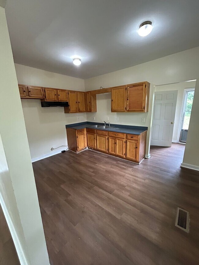 Building Photo - 2204 Valmar St