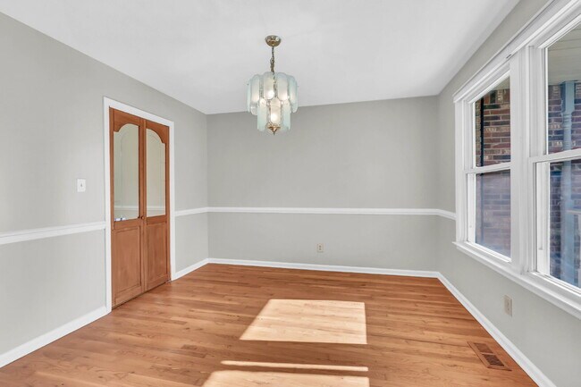 Building Photo - Spacious 3 Bedroom and 2.5 Bathroom