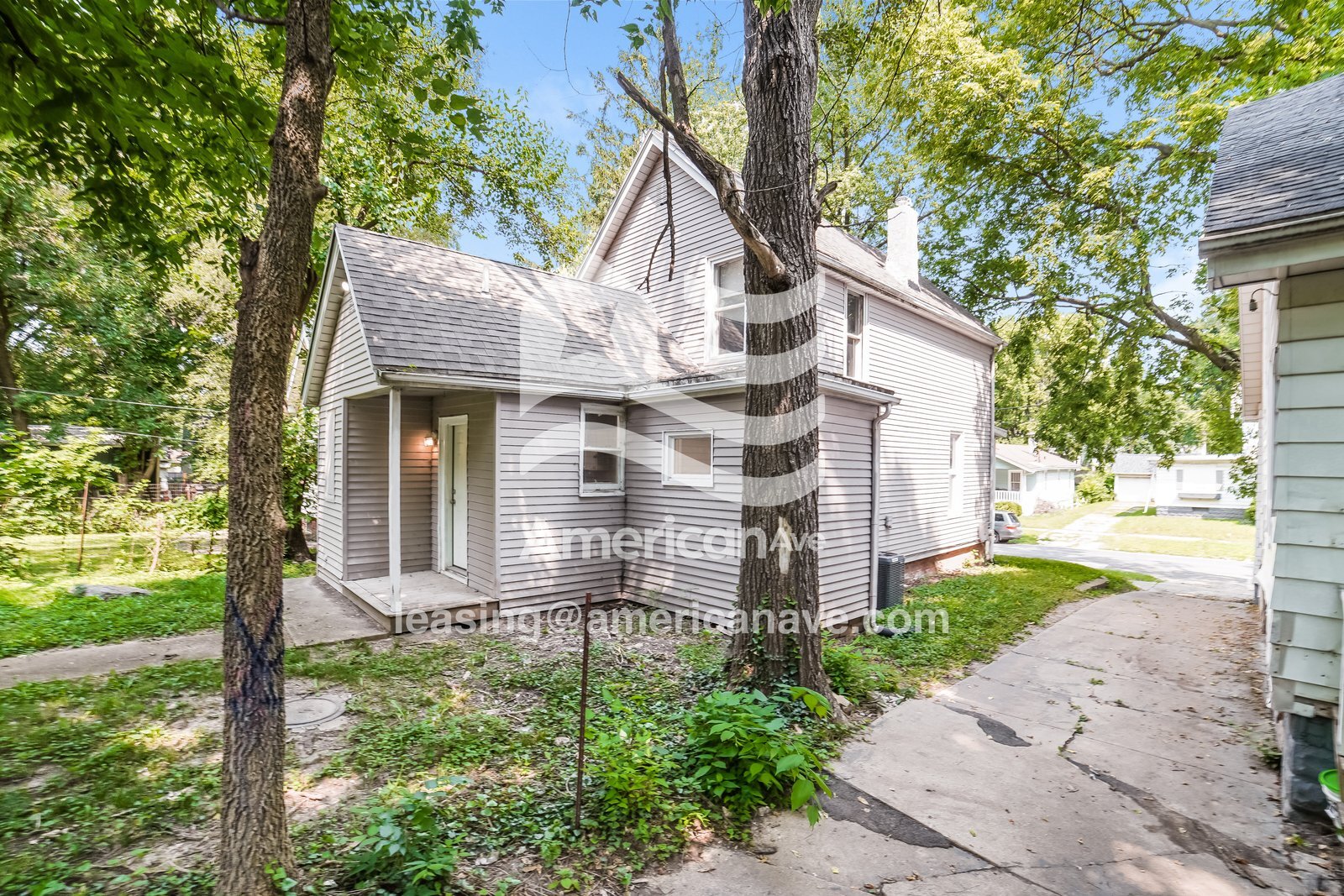 Building Photo - 318 E Thrush Ave