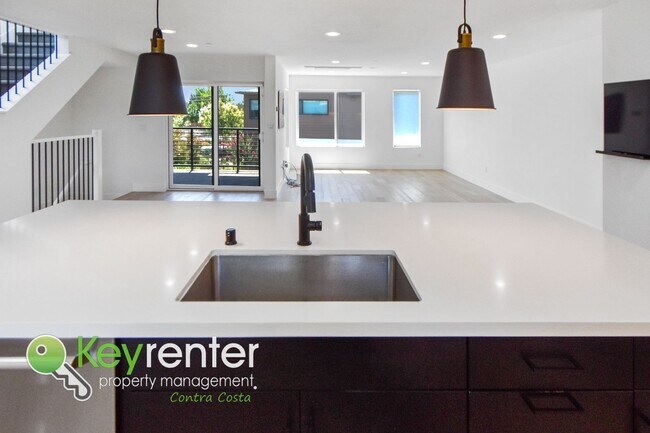 Building Photo - Newer Energy Efficient Luxury Townhouse in...