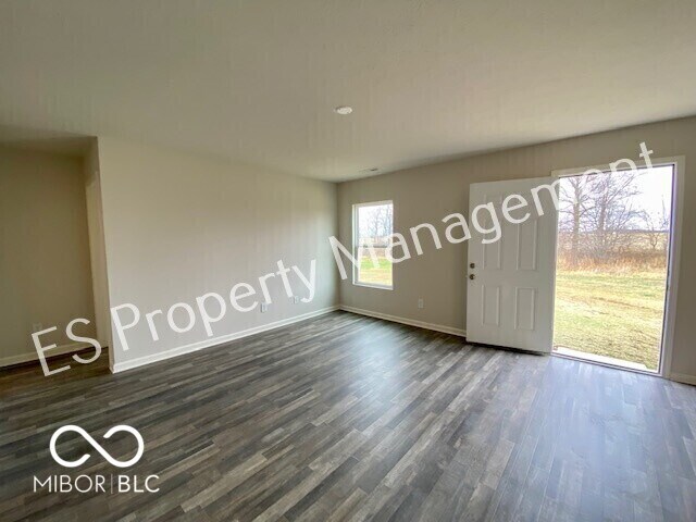 Building Photo - 2608 W Kings Cyn Dr