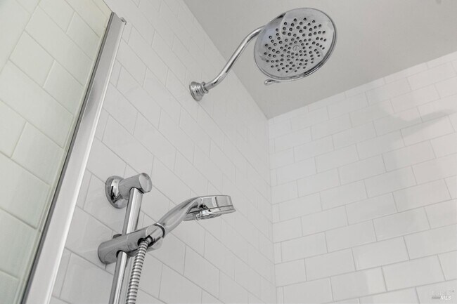 Building Photo - 700 Tamarack Dr