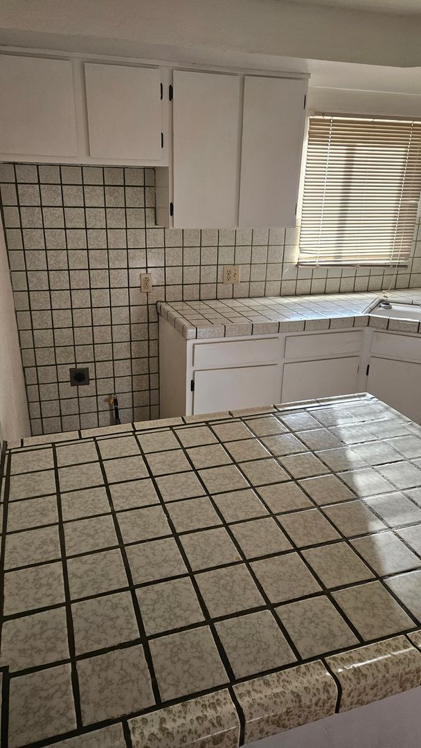 Building Photo - Two Bed One Bath Home with Shed and large backyard and large Driveway.