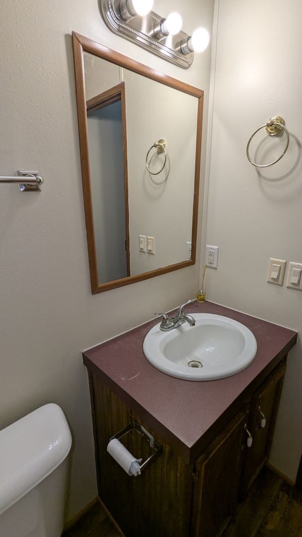 Building Photo - Newly renovated gem located at Earl Lake i...