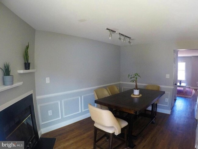 Building Photo - 8702 Village Green Ct