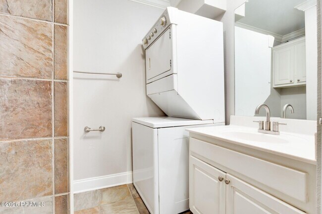 Building Photo - 112 Hillside Dr