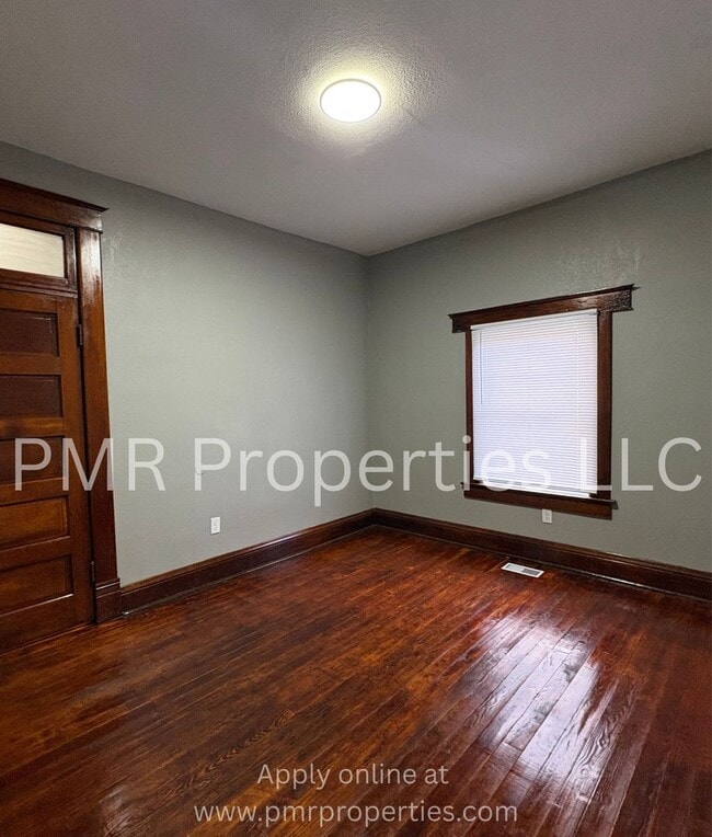 Building Photo - 3 Bedrooms / 1 Bathroom House