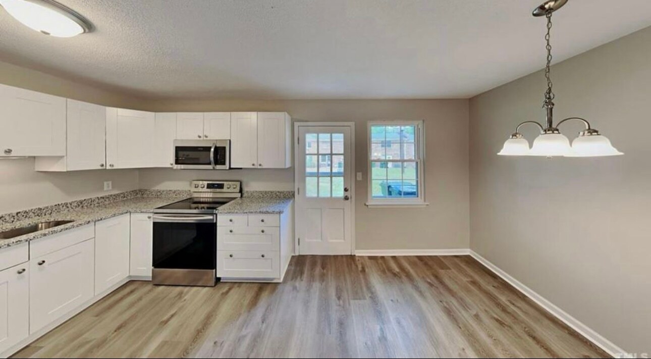 Building Photo - 1002 Willow Dr