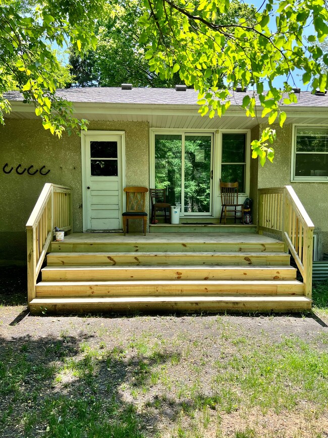 Deck facing the backyard. - 1911 Talmage Ave SE