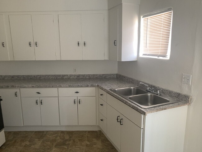 Building Photo - "Cozy Desert Oasis: Charming 2-Bed, 2-Bath...