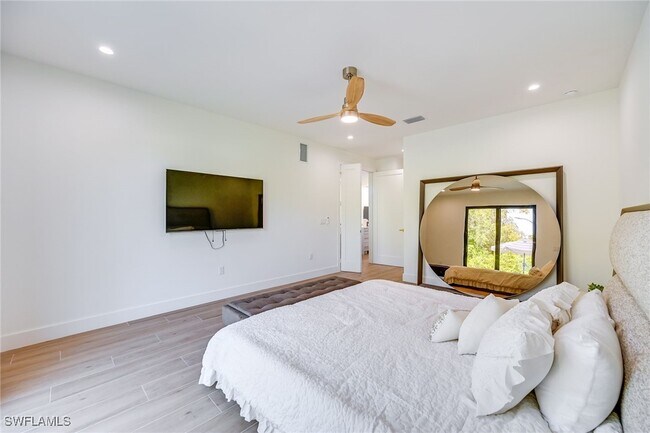 Building Photo - 3384 Canal St