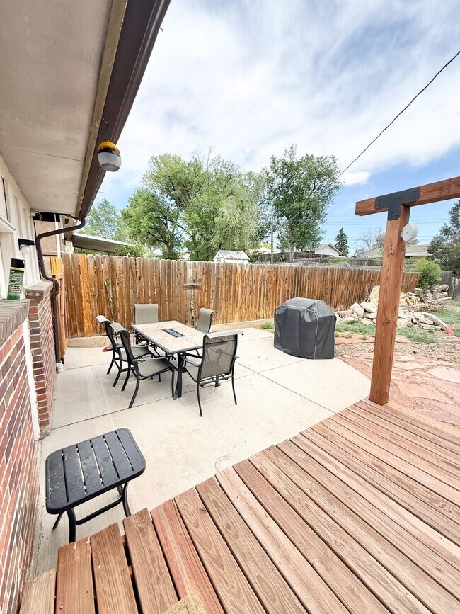 Building Photo - Renovated home on Yosemite for rent!