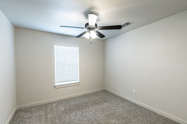Building Photo - 6, 9 or 12 month Lease! Cooper Schools/ So...