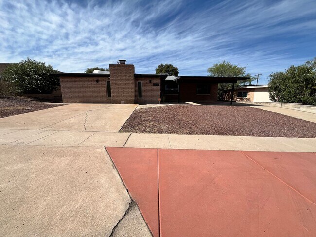 Building Photo - East- 3 bedroom/ 2 bathroom home with sparkling pool!