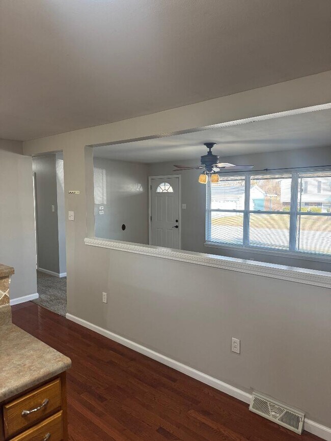 Building Photo - 709 Plaza Dr