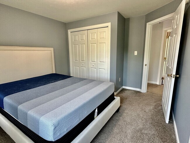 Building Photo - Like New 3BR, 1.5 bathroom Colonial For Rent