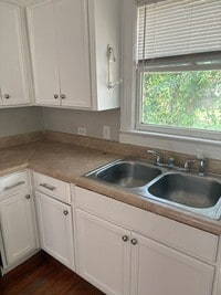 Building Photo - Newly renovated Highland apt.