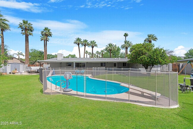 Building Photo - 1021 W Las Palmaritas Dr