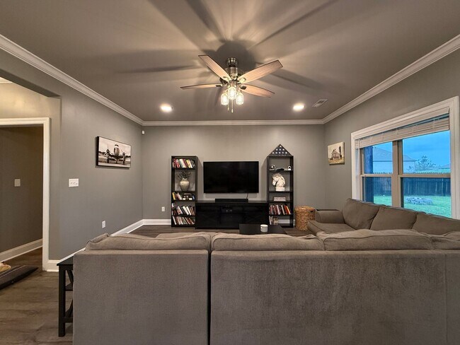 Building Photo - 2604 Etna Dr