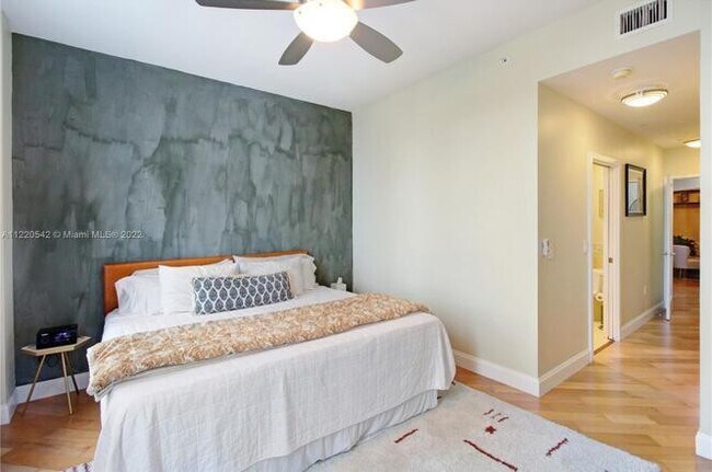 Building Photo - 520 SE 5 Ave