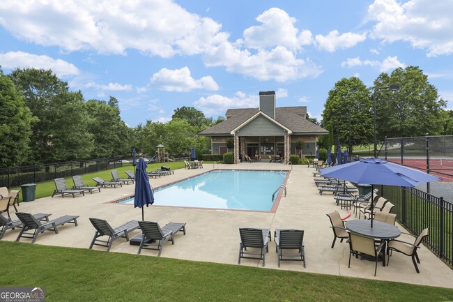 Building Photo - 423 Royal Cres Ln E